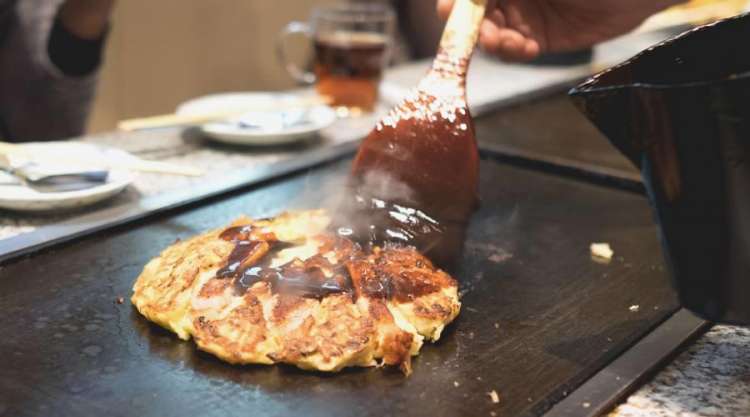 La preparazione di un okonomiyaki